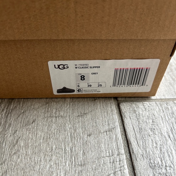 UGG Classic Slippers - Picture 10 of 10